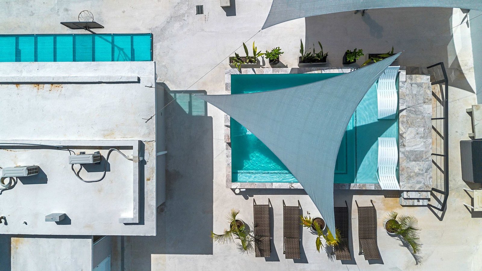 Vista aérea de la piscina y las velas de sombra