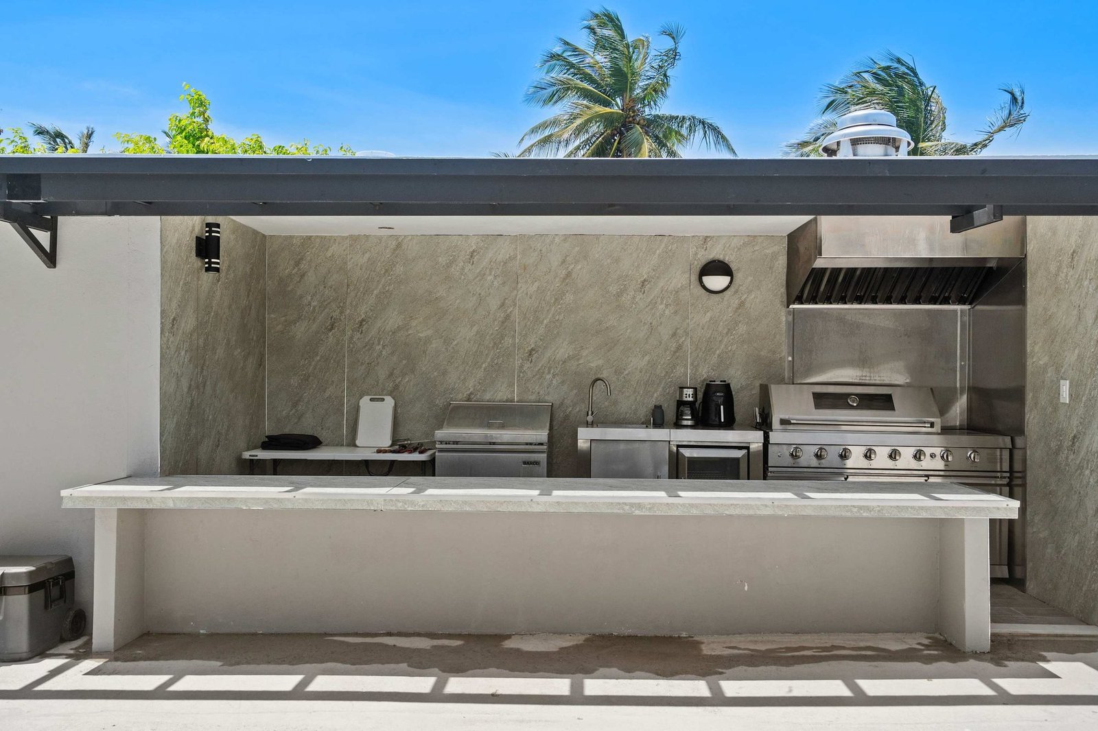 Cocina exterior con parrilla profesional